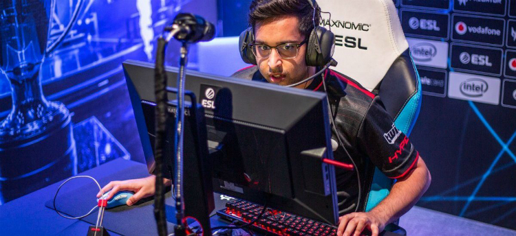 Shahzam đã bị đồng đội làm mất tập trung trong tình huống bắn trượt