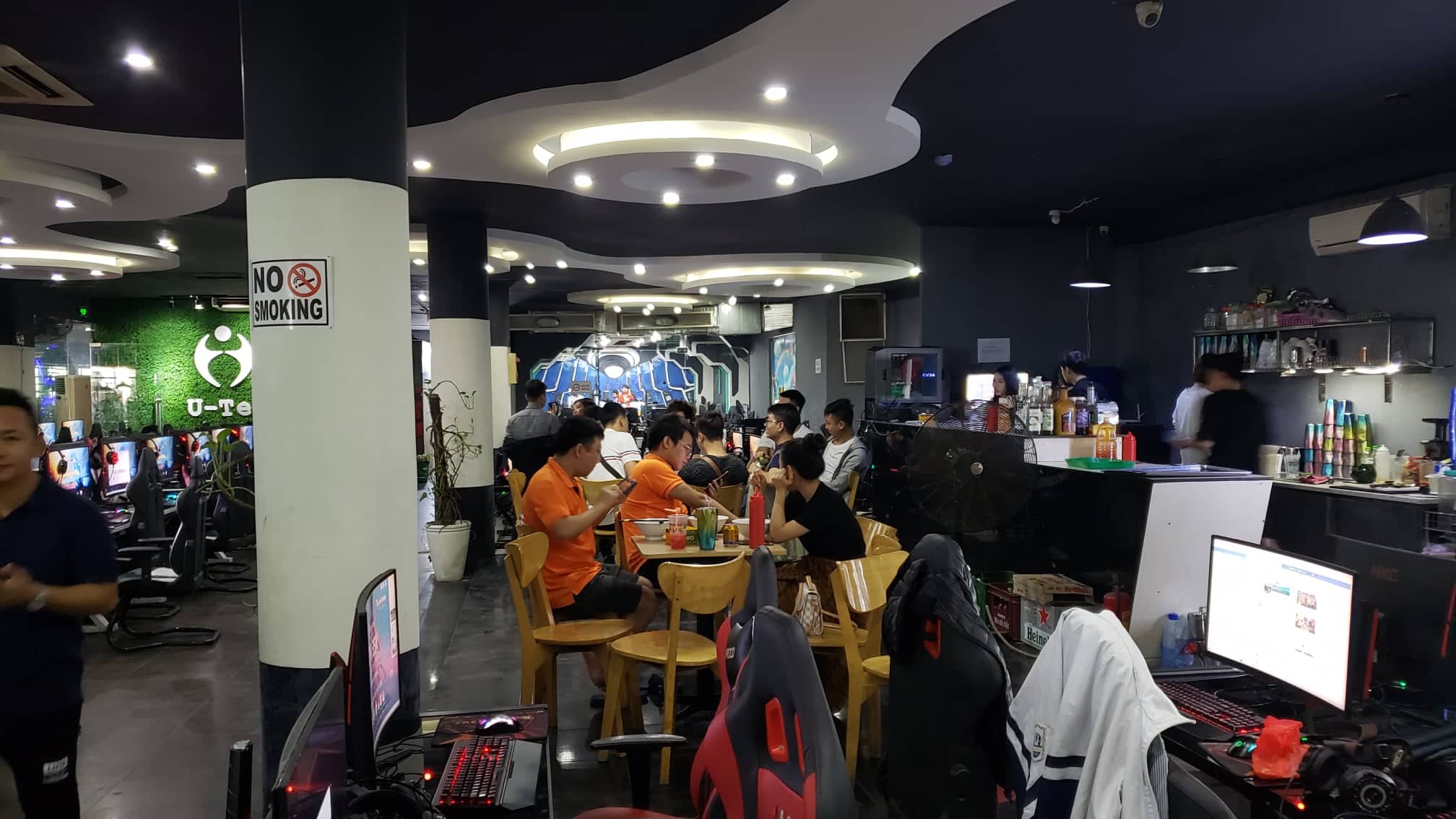 Đông đảo các game thủ đã có mặt tại địa điểm thi đấu