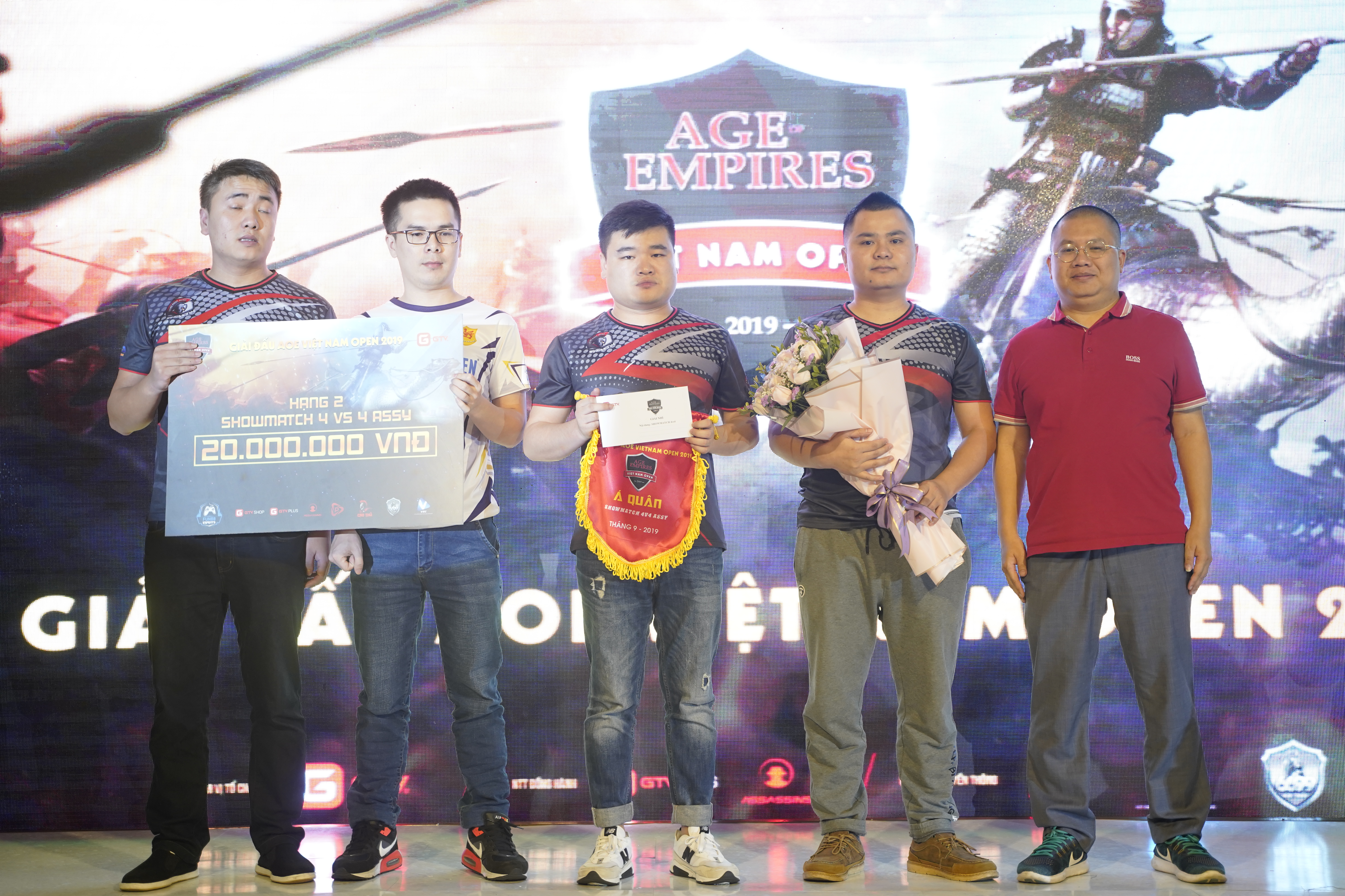 Ban tổ chức trao giải cho những game thủ xuất sắc tại giải đấu