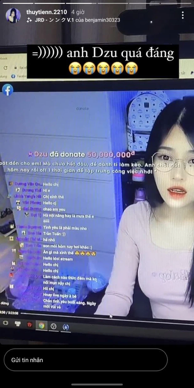 Streamer Linda Garota Mostra Sinal De Coração Com Mãos Jogadores  Profissionais Jogando Online Games Computador, Cor Neon Foto de Stock -  Imagem de planta, mostra: 161561434