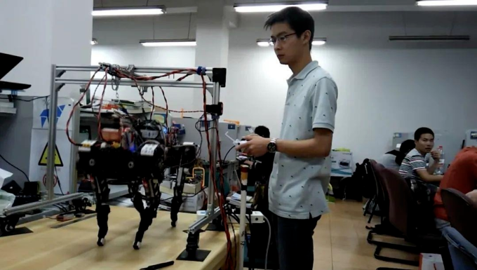 Wang Xingxing và robot XDog. Ảnh: CCTV